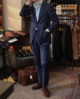 Welche Businesshemden mit brauner Chukka-Stiefel zu tragen – 129 Elegante Herren Outfits: Kombinieren Sie ein Businesshemd mit einem dunkelblauen Anzug für eine klassischen und verfeinerte Silhouette. Braune Chukka-Stiefel verleihen einem klassischen Look eine neue Dimension.