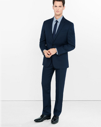 20 Jährige: Blauen Anzug kombinieren – 310 Herren Outfits: Tragen Sie einen blauen Anzug und ein hellblaues Businesshemd für einen stilvollen, eleganten Look. Fühlen Sie sich ideenreich? Wählen Sie schwarzen Leder Derby Schuhe.