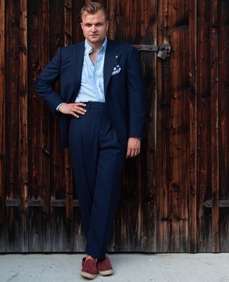 Hellblaues Chambray Businesshemd kombinieren – 344 Herren Outfits: Tragen Sie ein hellblaues Chambray Businesshemd und einen dunkelblauen Anzug für einen stilvollen, eleganten Look. Wenn Sie nicht durch und durch formal auftreten möchten, ergänzen Sie Ihr Outfit mit dunkelroten Wildleder Espadrilles.