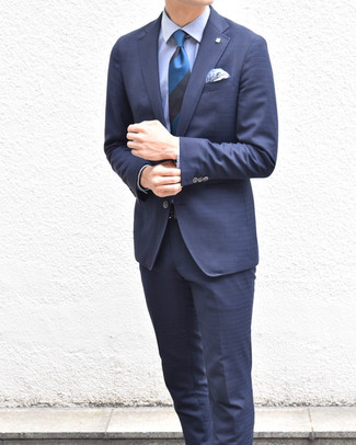 dunkelblauer Anzug, hellblaues Businesshemd, blaue horizontal gestreifte Krawatte, blaues Einstecktuch mit Paisley-Muster für Herren