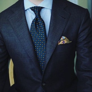 Dunkelgrünes bedrucktes Einstecktuch kombinieren – 129 Herren Outfits: Vereinigen Sie einen dunkelblauen Anzug mit einem dunkelgrünen bedruckten Einstecktuch, um einen lockeren, aber dennoch stylischen Look zu erhalten.