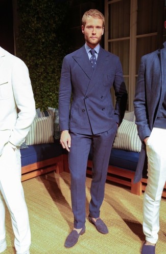 Dunkelblaue Wildleder Slipper kombinieren – 335 Herren Outfits: Vereinigen Sie einen dunkelblauen Anzug mit einem hellblauen Businesshemd für eine klassischen und verfeinerte Silhouette. Fühlen Sie sich ideenreich? Wählen Sie dunkelblauen Wildleder Slipper.