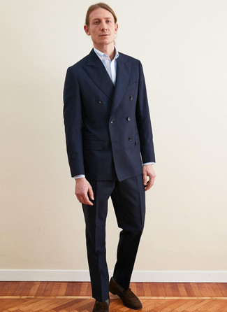 Welche Slipper mit dunkelblauen Anzuges zu tragen – 500+ Herren Outfits: Vereinigen Sie einen dunkelblauen Anzug mit einem hellblauen vertikal gestreiften Businesshemd für einen stilvollen, eleganten Look. Komplettieren Sie Ihr Outfit mit Slippern.