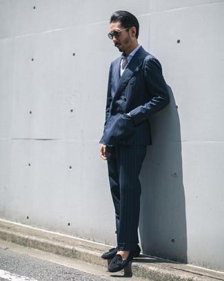 Wie Slipper mit Quasten mit Anzuges zu kombinieren – 500+ Herren Outfits: Paaren Sie einen Anzug mit einem hellblauen vertikal gestreiften Businesshemd für eine klassischen und verfeinerte Silhouette. Vervollständigen Sie Ihr Look mit Slippern mit Quasten.