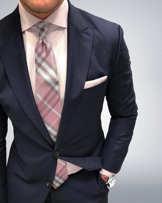 30 Jährige: Rosa Businesshemd kombinieren – 192 Elegante Herren Outfits: Paaren Sie ein rosa Businesshemd mit einem dunkelblauen Anzug, um vor Klasse und Perfektion zu strotzen.