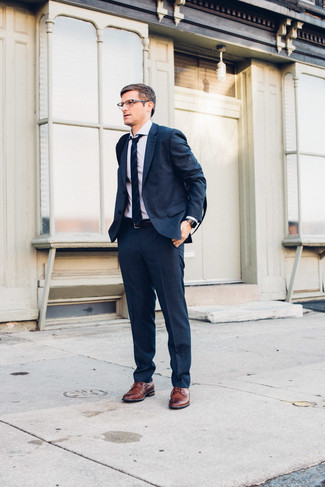 Dunkelblaue vertikal gestreifte Krawatte kombinieren – 110 Herren Outfits: Kombinieren Sie einen dunkelblauen Anzug mit einer dunkelblauen vertikal gestreiften Krawatte, um vor Klasse und Perfektion zu strotzen. Bringen Sie die Dinge durcheinander, indem Sie braunen Leder Derby Schuhe mit diesem Outfit tragen.