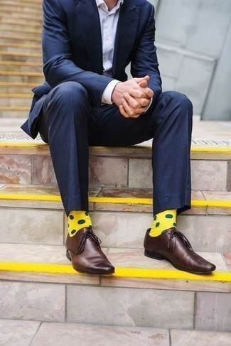 Gelbe gepunktete Socken kombinieren – 4 Herren Outfits: Kombinieren Sie einen dunkelblauen Anzug mit gelben gepunkteten Socken, um mühelos alles zu meistern, was auch immer der Tag bringen mag. Fühlen Sie sich mutig? Komplettieren Sie Ihr Outfit mit dunkelbraunen Leder Derby Schuhen.