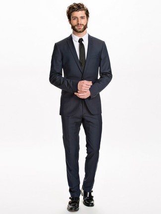 Schwarze Krawatte kombinieren – 500+ Elegante Herren Outfits warm Wetter: Kombinieren Sie einen dunkelblauen Anzug mit einer schwarzen Krawatte für eine klassischen und verfeinerte Silhouette. Wenn Sie nicht durch und durch formal auftreten möchten, vervollständigen Sie Ihr Outfit mit schwarzen Doppelmonks aus Leder.