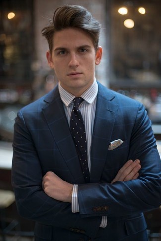 30 Jährige: Blauen Anzug mit Karomuster kombinieren – 162 Herren Outfits: Tragen Sie einen blauen Anzug mit Karomuster und ein weißes vertikal gestreiftes Businesshemd für einen stilvollen, eleganten Look.