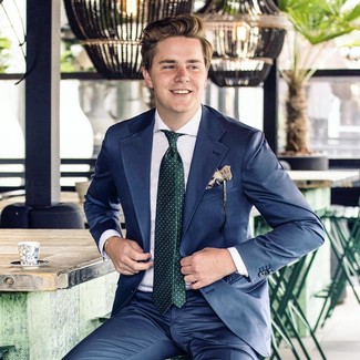 30 Jährige: Dunkelgrüne gepunktete Krawatte kombinieren – 49 Herren Outfits warm Wetter: Paaren Sie einen dunkelblauen Anzug mit einer dunkelgrünen gepunkteten Krawatte für eine klassischen und verfeinerte Silhouette.