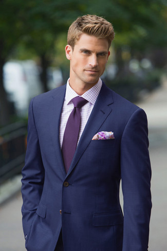 Dunkellila Einstecktuch kombinieren – 222 Herren Outfits: Kombinieren Sie einen dunkelblauen Anzug mit einem dunkellila Einstecktuch für ein bequemes Outfit, das außerdem gut zusammen passt.