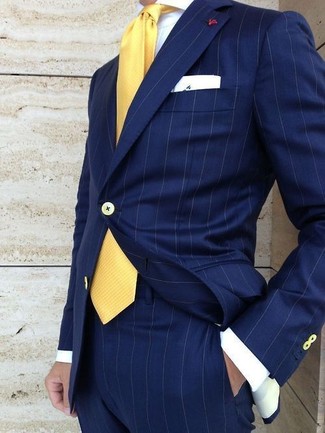 30 Jährige: Senf Krawatte kombinieren – 163 Sommer Herren Outfits: Paaren Sie einen dunkelblauen vertikal gestreiften Anzug mit einer senf Krawatte für einen stilvollen, eleganten Look. Das Outfit ist im Sommer ideal.