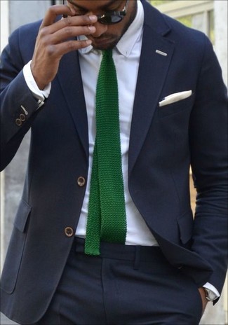 Grüne Strick Krawatte kombinieren – 10 Herren Outfits: Kombinieren Sie einen dunkelblauen Anzug mit einer grünen Strick Krawatte für eine klassischen und verfeinerte Silhouette.