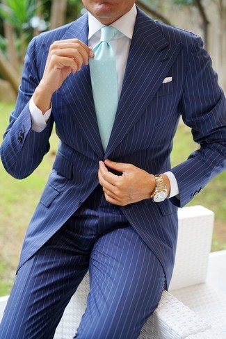 30 Jährige: Grüne und rote Krawatte kombinieren – 80 Herren Outfits warm Wetter: Vereinigen Sie einen dunkelblauen vertikal gestreiften Anzug mit einer grünen und roten Krawatte für eine klassischen und verfeinerte Silhouette.