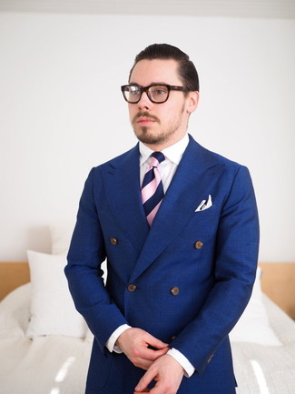 Rosa horizontal gestreifte Krawatte kombinieren – 14 Herren Outfits: Entscheiden Sie sich für einen dunkelblauen Anzug und eine rosa horizontal gestreifte Krawatte für eine klassischen und verfeinerte Silhouette.