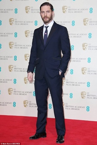 Tom Hardy trägt dunkelblauer Anzug, weißes Businesshemd, schwarze Leder Oxford Schuhe, dunkelblaue Krawatte