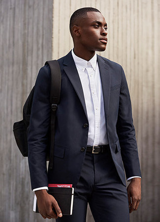 30 Jährige: Schwarzen Segeltuch Rucksack kombinieren – 3 Elegante Sommer Herren Outfits: Erwägen Sie das Tragen von einem dunkelblauen Anzug und einem schwarzen Segeltuch Rucksack für ein bequemes Outfit, das außerdem gut zusammen passt. So ist der Look komplett sommertauglich.