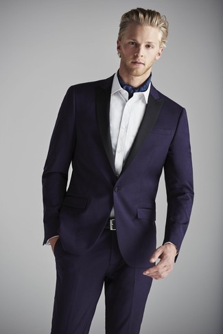 Dunkelblauen bedruckten Seideschal kombinieren – 47 Herren Outfits: Vereinigen Sie einen dunkelblauen Anzug mit einem dunkelblauen bedruckten Seideschal für einen bequemen Alltags-Look.