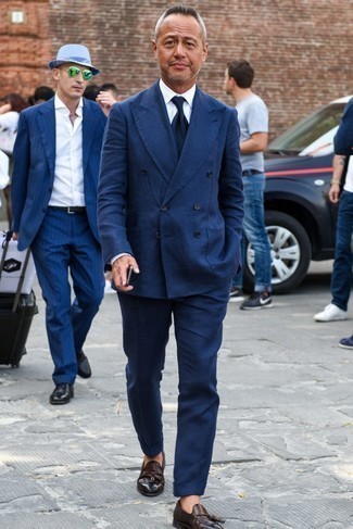 40 Jährige: Slipper kombinieren – 402 Elegante Herren Outfits: Entscheiden Sie sich für einen dunkelblauen Anzug und ein weißes Businesshemd, um vor Klasse und Perfektion zu strotzen. Bringen Sie die Dinge durcheinander, indem Sie Slipper mit diesem Outfit tragen.