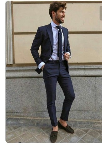 Welche Slipper mit dunkelblauen Anzuges zu tragen – 500+ Herren Outfits: Tragen Sie einen dunkelblauen Anzug und ein weißes Businesshemd für einen stilvollen, eleganten Look. Suchen Sie nach leichtem Schuhwerk? Wählen Sie Slipper für den Tag.