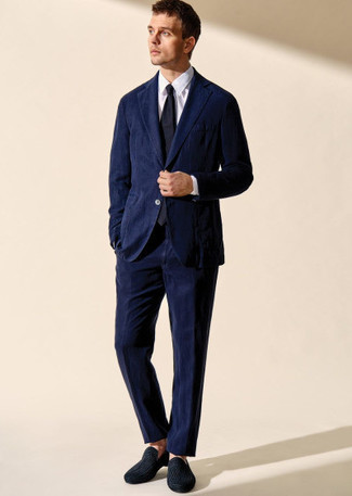 Dunkelblauen und grünen Anzug kombinieren – 500+ Herren Outfits: Entscheiden Sie sich für einen klassischen Stil in einem dunkelblauen und grünen Anzug und einem weißen Businesshemd. Fühlen Sie sich ideenreich? Entscheiden Sie sich für schwarzen Segeltuch Slipper.