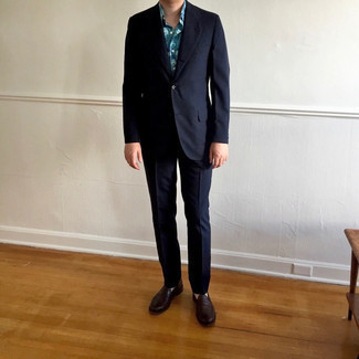 Wie Anzug mit Slipper zu kombinieren – 306 Smart-Casual Sommer Herren Outfits: Erwägen Sie das Tragen von einem Anzug und einem blauen bedruckten Kurzarmhemd für Ihren Bürojob. Fühlen Sie sich ideenreich? Komplettieren Sie Ihr Outfit mit Slippern. Schon haben wir ein super Look im Sommer.