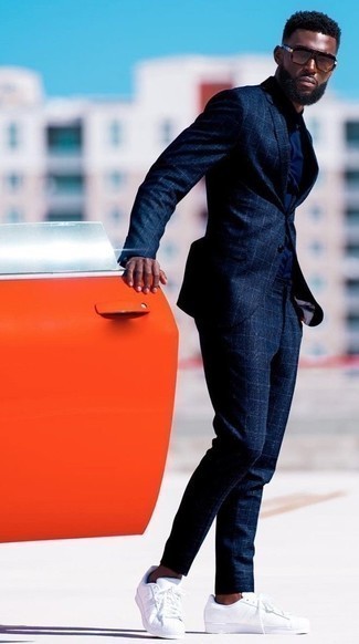 Blauen Anzug mit Karomuster kombinieren – 203 Herren Outfits: Kombinieren Sie einen blauen Anzug mit Karomuster mit einem dunkelblauen Kurzarmhemd für einen für die Arbeit geeigneten Look. Fühlen Sie sich ideenreich? Wählen Sie weißen Leder niedrige Sneakers.