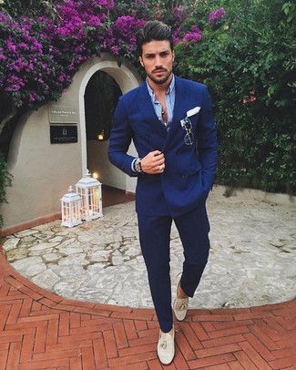 Welche Anzüge mit beige Slipper zu tragen – 80 Elegante Herren Outfits: Entscheiden Sie sich für einen Anzug und ein hellblaues Langarmhemd für eine klassischen und verfeinerte Silhouette. Ergänzen Sie Ihr Look mit beige Slippern.