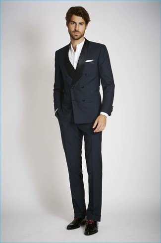 30 Jährige: Schwarze und weiße Leder Oxford Schuhe kombinieren – 305 Elegante Sommer Herren Outfits: Tragen Sie einen dunkelblauen Anzug und ein weißes Langarmhemd, um vor Klasse und Perfektion zu strotzen. Fühlen Sie sich ideenreich? Komplettieren Sie Ihr Outfit mit schwarzen und weißen Leder Oxford Schuhen. Im Sommer ist dieser Look ideal.
