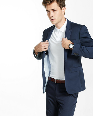 20 Jährige: Weißes Polohemd kombinieren – 20 Smart-Casual Sommer Herren Outfits: Kombinieren Sie ein weißes Polohemd mit einem dunkelblauen Anzug für Ihren Bürojob. Schon haben wir ein super Look im Sommer.