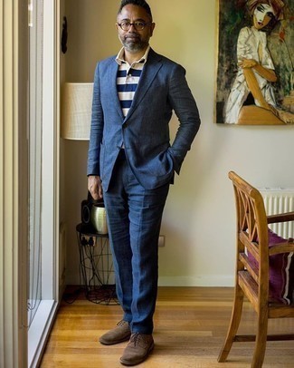 50 Jährige: Dunkelblauen Anzug kombinieren – 106 Elegante Sommer Herren Outfits: Vereinigen Sie einen dunkelblauen Anzug mit einem weißen und dunkelblauen horizontal gestreiften Polohemd für Drinks nach der Arbeit. Putzen Sie Ihr Outfit mit dunkelbraunen Wildleder Oxford Schuhen. Im Sommer ist dieses Outfit ideal.