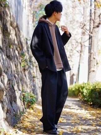 Welche Anzüge mit schwarzer Monks zu tragen – 20 Smart-Casual Herren Outfits: Tragen Sie einen Anzug und einen beige Pullover mit einem Kapuze, wenn Sie einen gepflegten und stylischen Look wollen. Fühlen Sie sich mutig? Wählen Sie schwarzen Monks.