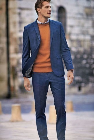 Dunkelblauen Anzug mit Schottenmuster kombinieren – 118 Herren Outfits: Kombinieren Sie einen dunkelblauen Anzug mit Schottenmuster mit einem rotbraunen Pullover mit einem Rundhalsausschnitt für einen für die Arbeit geeigneten Look.