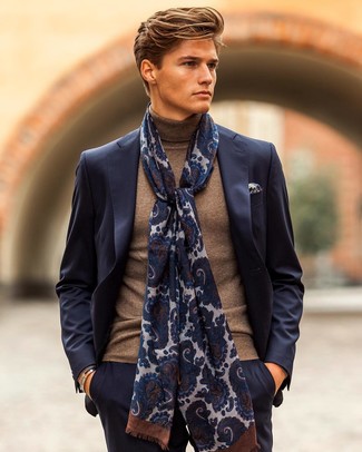 30 Jährige: Braunen Rollkragenpullover kombinieren – 259 Herbst Herren Outfits: Kombinieren Sie einen braunen Rollkragenpullover mit einem dunkelblauen Anzug für einen stilvollen, eleganten Look. Ein trendiger Look für den Herbst.