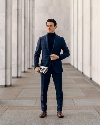 30 Jährige: Dunkelbraune Lederstiefel kombinieren – 223 Elegante Herren Outfits: Erwägen Sie das Tragen von einem dunkelblauen Anzug und einem dunkelblauen Rollkragenpullover, um vor Klasse und Perfektion zu strotzen. Wenn Sie nicht durch und durch formal auftreten möchten, ergänzen Sie Ihr Outfit mit dunkelbraunen Lederstiefeln.
