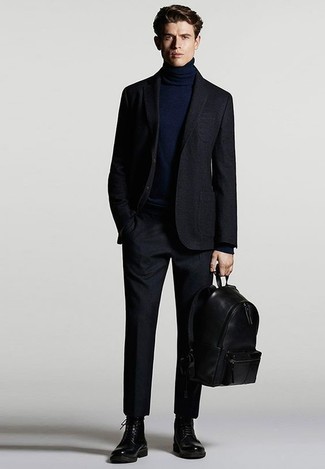 20 Jährige: Wie Anzug mit Freizeitstiefel zu kombinieren – 20 Herren Outfits: Kombinieren Sie einen Anzug mit einem dunkelblauen Rollkragenpullover für einen stilvollen, eleganten Look. Suchen Sie nach leichtem Schuhwerk? Entscheiden Sie sich für eine Freizeitstiefel für den Tag.