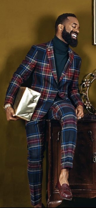 Rote Slipper kombinieren – 321 Smart-Casual Herren Outfits: Kombinieren Sie einen dunkelblauen Anzug mit Schottenmuster mit einem dunkelblauen Rollkragenpullover, wenn Sie einen gepflegten und stylischen Look wollen. Putzen Sie Ihr Outfit mit roten Slippern.