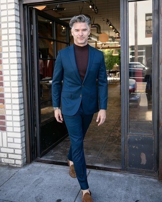 50 Jährige: Braune Slipper kombinieren – 455 Herren Outfits: Kombinieren Sie einen dunkelblauen Anzug mit einem dunkelbraunen Rollkragenpullover für einen stilvollen, eleganten Look. Dieses Outfit passt hervorragend zusammen mit braunen Slippern.