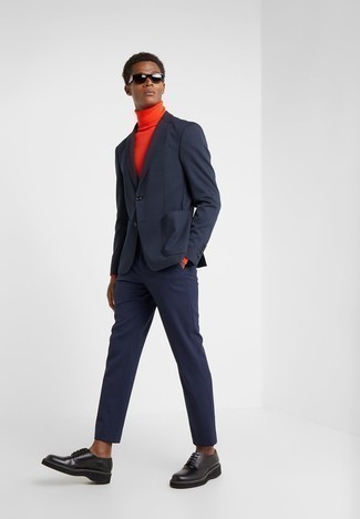 Wie blauen Anzug mit schwarzer Leder Derby Schuhe zu kombinieren – 132 Herren Outfits: Paaren Sie einen blauen Anzug mit einem orange Rollkragenpullover für einen stilvollen, eleganten Look. Schwarze Leder Derby Schuhe sind eine perfekte Wahl, um dieses Outfit zu vervollständigen.