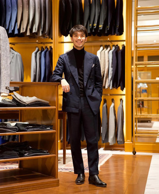 Elegante Outfits Herren 2024: Kombinieren Sie einen dunkelblauen Anzug mit einem schwarzen Rollkragenpullover, um vor Klasse und Perfektion zu strotzen. Schwarze Chelsea Boots aus Leder fügen sich nahtlos in einer Vielzahl von Outfits ein.