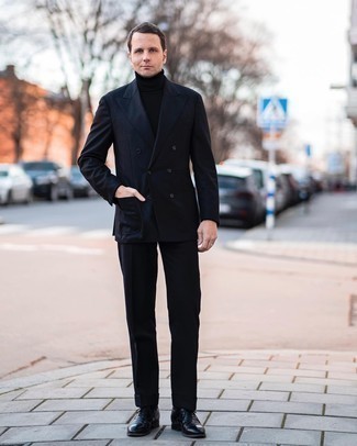 40 Jährige: Schwarze Leder Oxford Schuhe kombinieren – 16 Elegante Herbst Herren Outfits: Vereinigen Sie einen dunkelblauen Anzug mit einem schwarzen Rollkragenpullover, um vor Klasse und Perfektion zu strotzen. Heben Sie dieses Ensemble mit schwarzen Leder Oxford Schuhen hervor. So einfach kann ein schöner Übergangs-Look sein.
