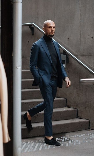 Schwarzen Rollkragenpullover kombinieren – 500+ Herren Outfits: Erwägen Sie das Tragen von einem schwarzen Rollkragenpullover und einem dunkelblauen Anzug, um vor Klasse und Perfektion zu strotzen. Schwarze Wildleder Slipper sind eine großartige Wahl, um dieses Outfit zu vervollständigen.
