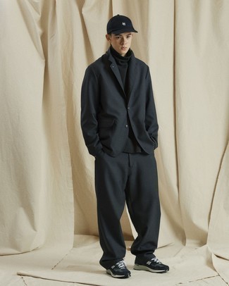 Schwarzen Rollkragenpullover kombinieren – 1200+ Herren Outfits: Kombinieren Sie einen schwarzen Rollkragenpullover mit einem dunkelblauen Anzug, um vor Klasse und Perfektion zu strotzen. Wählen Sie die legere Option mit dunkelblauen und weißen Sportschuhen.