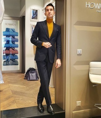 Schwarzes Einstecktuch kombinieren – 500+ Herren Outfits: Kombinieren Sie einen dunkelblauen Anzug mit einem schwarzen Einstecktuch für ein bequemes Outfit, das außerdem gut zusammen passt. Machen Sie Ihr Outfit mit schwarzen Chelsea Boots aus Leder eleganter.