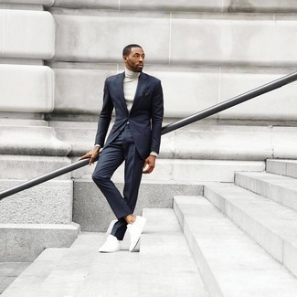 Dunkelblaues bedrucktes Einstecktuch kombinieren – 209 Smart-Casual Herren Outfits: Tragen Sie einen dunkelblauen Anzug und ein dunkelblaues bedrucktes Einstecktuch für ein großartiges Wochenend-Outfit. Weiße Segeltuch niedrige Sneakers sind eine großartige Wahl, um dieses Outfit zu vervollständigen.