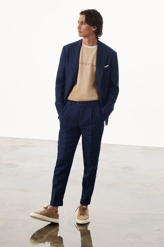 Einstecktuch kombinieren – 500+ Herren Outfits: Kombinieren Sie einen dunkelblauen Anzug mit einem Einstecktuch, um einen lockeren, aber dennoch stylischen Look zu erhalten. Beige Wildleder niedrige Sneakers sind eine perfekte Wahl, um dieses Outfit zu vervollständigen.