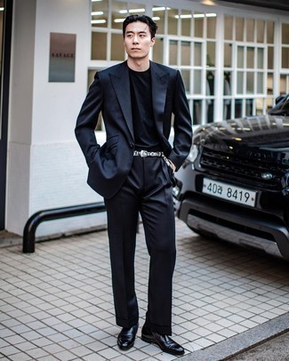 30 Jährige: Dunkelblauen Anzug kombinieren – 1200+ Herren Outfits: Ein dunkelblauer Anzug und ein dunkelblaues T-Shirt mit einem Rundhalsausschnitt sind eine großartige Outfit-Formel für Ihre Sammlung. Fühlen Sie sich mutig? Ergänzen Sie Ihr Outfit mit schwarzen Chelsea Boots aus Leder.