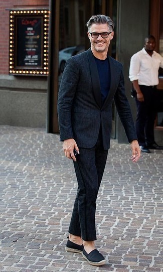Welche Espadrilles mit dunkelblauen Anzuges zu tragen – 6 Smart-Casual Herren Outfits: Ein dunkelblauer Anzug und ein dunkelblaues T-Shirt mit einem Rundhalsausschnitt sind eine großartige Outfit-Formel für Ihre Sammlung. Espadrilles verleihen einem klassischen Look eine neue Dimension.