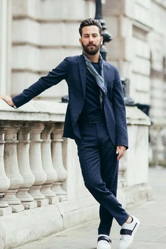 Dunkelblauen und weißen Schal kombinieren – 694+ Herren Outfits: Vereinigen Sie einen dunkelblauen Anzug mit einem dunkelblauen und weißen Schal für einen bequemen Alltags-Look. Vervollständigen Sie Ihr Look mit weißen und schwarzen Leder niedrigen Sneakers.