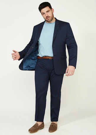 Welche Slipper mit dunkelblauen Anzuges zu tragen – 500+ Herren Outfits: Paaren Sie einen dunkelblauen Anzug mit einem hellblauen T-Shirt mit einem Rundhalsausschnitt, um einen eleganten, aber nicht zu festlichen Look zu kreieren. Entscheiden Sie sich für Slipper, um Ihr Modebewusstsein zu zeigen.